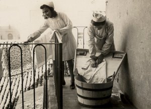 Alcune donne impegnate nella pratica del lavaggio alla scuola femminile di formazione professionale "Regina Elena" di Imola, oggi scuola media "Innocenzo da Imola" da Unknown photographer