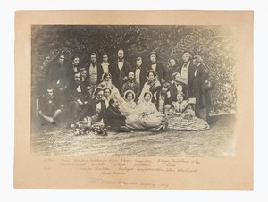 La compagnia amatoriale per il dramma The Frozen Deep, inclusi Charles Dickens, nel giardino di Albert Smith da Unknown photographer