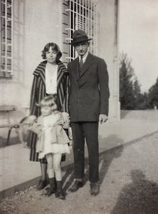 Tre membri della famiglia Torrigiani alla Villa di Vico d