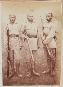 Tre soldati del 4° Reggimento Gurkha (Fucilieri) da Unknown photographer
