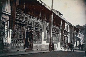 Veduta di edifici lungo una strada in Cina