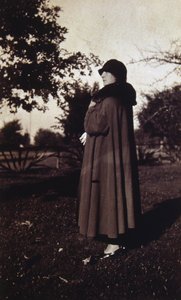 Fotografia vintage di una donna francese con cappello e cappotto, c.1920 (foto in bianco e nero) da Unknown photographer