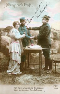 Cartolina postale della prima guerra mondiale, Matrimonio sul fronte di un soldato (poilu) e di una giovane donna, ausiliaria militare, da parte di un ufficiale qualificato come imboscato. (foto)