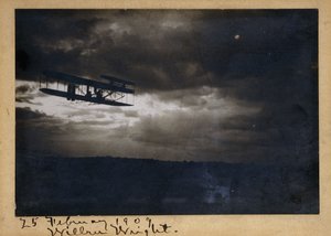 Wilbur Wright in volo, con firma autografa "Wilbur Wright" e data "25 febbraio 1909", 1909 circa (stampa alla gelatina d