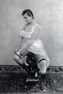 Donna in lingerie (deshabille) intorno al 1885 Fotografia anonima (foto in bianco e nero) da Unknown photographer
