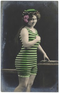 Donna in costume da bagno, c. 1910 (cartolina) da Unknown photographer