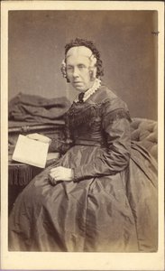 Donna con un libro, 1860 circa (fotografia) da Unknown photographer