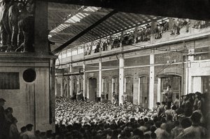Operai riuniti in una fabbrica di Torino durante il Biennio Rosso del 1920, Storia del Movimento Operaio (foto b/n) da Unknown photographer