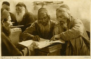Uomini ebrei yemeniti studiano i testi sacri, Gerusalemme, 1900 circa (foto b/n) da Unknown photographer