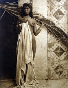 Giovane donna berbera che posa nuda. Fotografia intorno al 1890