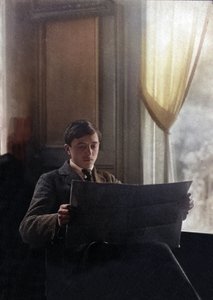 Giovane uomo legge il giornale del mattino, Francia da Unknown photographer