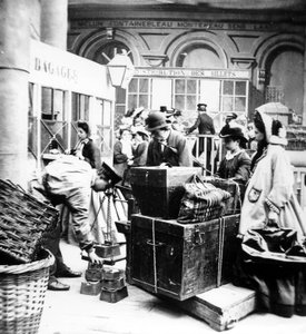 Passeggeri che supervisionano la pesatura dei bagagli alla Gare de Lyon a Parigi, al tempo del Secondo Impero in Francia da Unknown photographer