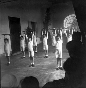 sport, educazione fisica, palestra scolastica da Unknown photographer