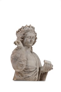 Un busto di marmo scolpito di una santa incoronata
