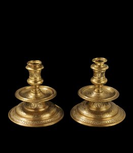 Coppia di candelabri di ottone inciso, con successivi rimaneggiamenti, doratura e aggiunta di prese rimovibili e basi in legno, 1500-25 da Venetian School
