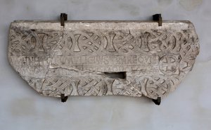Pietra con iscrizione e decorazioni