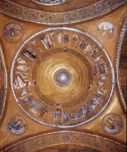 Veduta della cupola con mosaici su sfondo dorato (stile romanico e bizantino) che illustrano la vita di Abramo. Nei pennacchi, i profeti Daniele, Geremia, Isaia ed Ezechiele. 1240-1250. Basilica di San Marco, Venezia