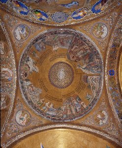 Vista della cupola con mosaici su sfondo dorato (stile romanico e bizantino) che illustra la vita di Mosè. Nei pennacchi, i quattro profeti Salomone, Davide, Zaccaria, Malachia. Inizio del XIII secolo. Basilica di San Marco da Veneto Byzantine School