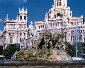 Fontana di Cibele che rappresenta la dea Cibele su un carro trainato da due leoni, costruita nel 1782 da Ventura Rodriguez (1717-1785) dietro, vista del Palazzo delle Comunicazioni, Plaza de Cibeles, Madrid da Ventura Rodríguez