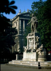 Monumento in omaggio al compositore austriaco Wolfgang Amadeus Mozart. Scultura di Victor Tilgner, 1896. Vienna, Burggarten, Austria da Victor Tilgner