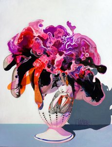 Donna dai colori vivaci e dai motivi floreali