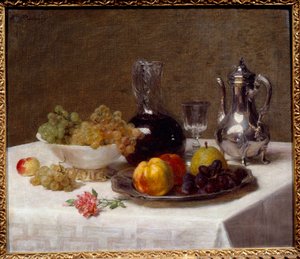 Angolo del tavolo Natura morta di frutta (uva, mela cotogna e pera), argenteria e brocca di vino