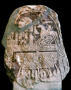 Pietra runica raffigurante Wotan (Odino) sul suo cavallo a otto zampe Sleipnir, che sale a bordo di una nave vichinga