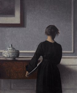 Interno con giovane donna di spalle