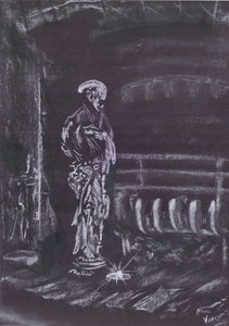 Statua vicino al camino alla luce delle candele da Vincent Alexander Booth