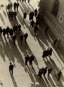 Veduta aerea di una strada affollata, 1938 circa (foto b/n) da Vincenzo Balocchi