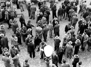 Gruppi di uomini in conversazione, Italia, 1960 circa (stampa alla gelatina d
