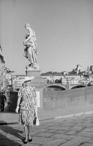Modella in posa sul ponte di Santa Trinita a Firenze durante un servizio fotografico, 2-3 giugno 1941 (foto b/n) da Vincenzo Balocchi