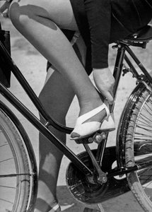 In bicicletta, 1960 circa (foto b/n)