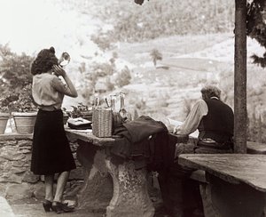 Persone durante un picnic, 1955-60 circa (foto b/n) da Vincenzo Balocchi