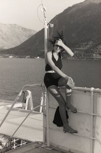 Ritratto di donna a bordo di una nave da crociera, dall
