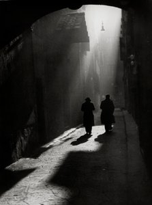 Due uomini camminano in una tipica stradina di Firenze da Vincenzo Balocchi