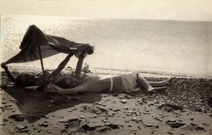 Due donne sdraiate in riva al mare all