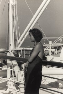 Donna a bordo della nave da crociera "Oceania", dall