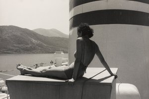 Donna a bordo della nave da crociera "Oceania", dall