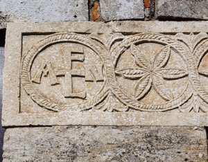 Dettaglio della facciata occidentale della Chiesa di Santa Maria de Lara, Quintanilla de las Vinas, Spagna, VII secolo d.C.