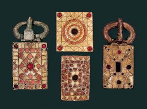 Orecchini in metallo decorati con oro e granato, VII secolo da Visigothic
