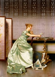 Una Signora Elegante che Ammira un Portfolio di Stampe