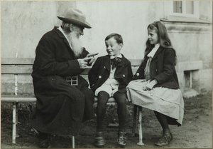 Lev Tolstoj con i nipoti Lev e Sofia, 1909