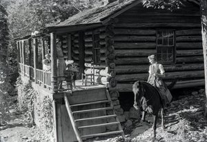 Donna, possibile operatrice sanitaria, a cavallo visita vicini o familiari da Volkmar Wentzel