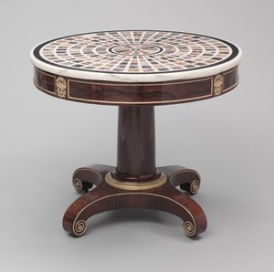 Tavolo neoclassico con piano in marmo esemplare