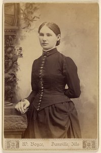 [Donna non identificata, in piedi]