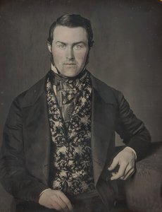 Uomo seduto con gilet floreale da W. and F. Langenheim