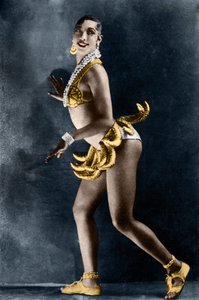 Josephine Baker (1906-1975) nel 1925 nella Revue Negre al Théâtre des Champs-Elysées, con la sua cintura di banane. Fotografia di Lucien Walery (1863-1935). da Walery