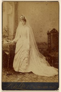 [Donna non identificata in abito da sposa, in piedi] da Walker