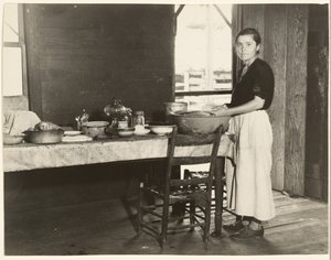 [Elizabeth Tengle al tavolo della cucina]/[Paralee Ricketts al lavoro in cucina]. da Walker Evans